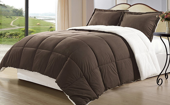 Коричневое одеяло на кровати
